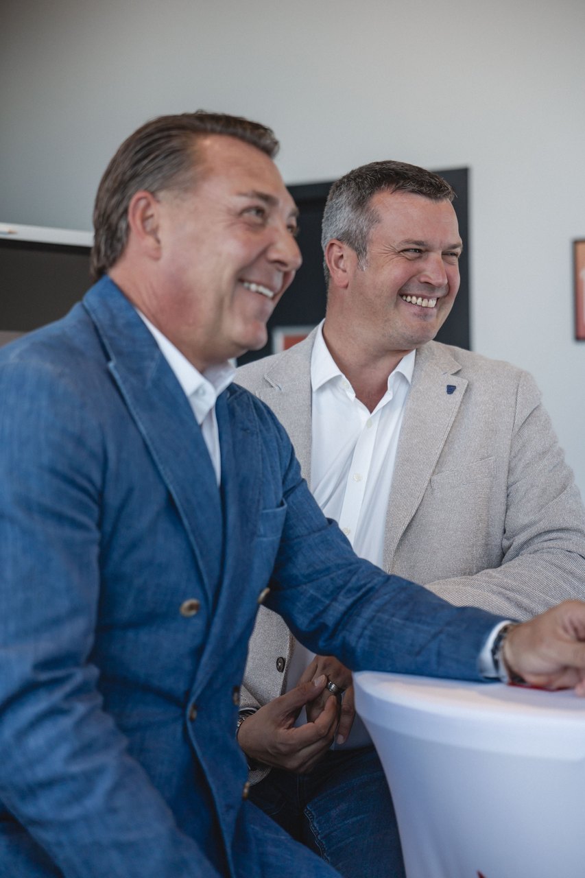 Échange souriant dans les locaux DS Wallonie