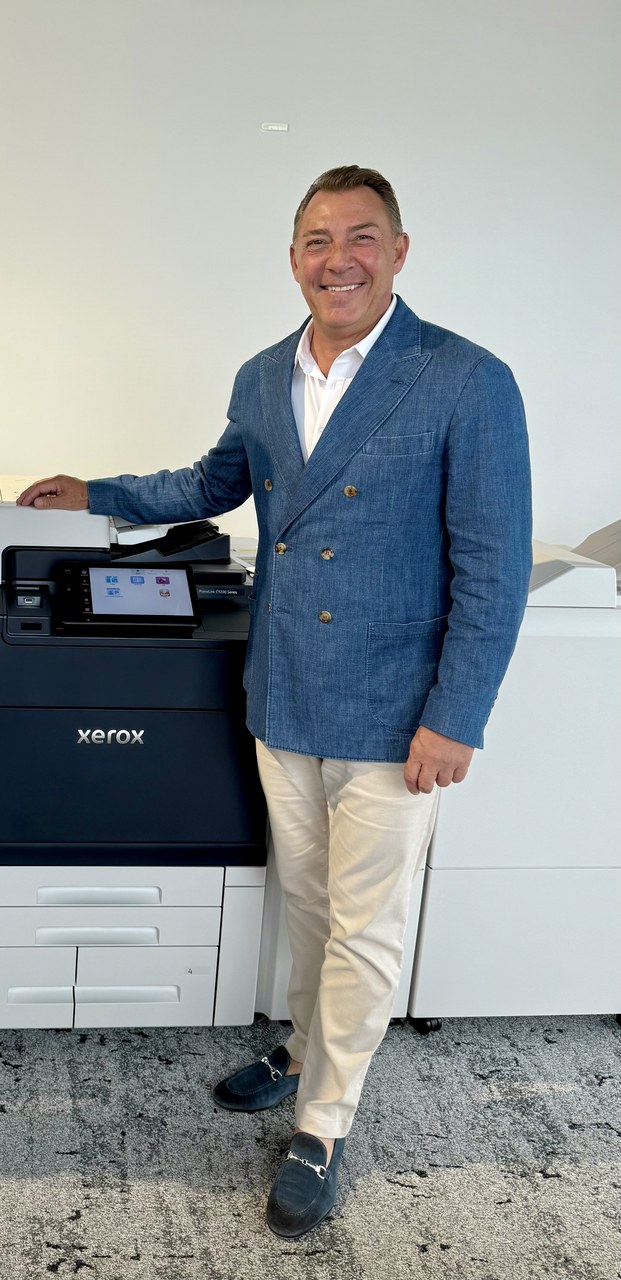 Portrait près d’un équipement Xerox