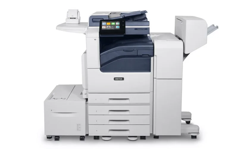 Xerox® Série VersaLink® C7100, imprimante multifonctions couleur avec ses bacs et accessoires