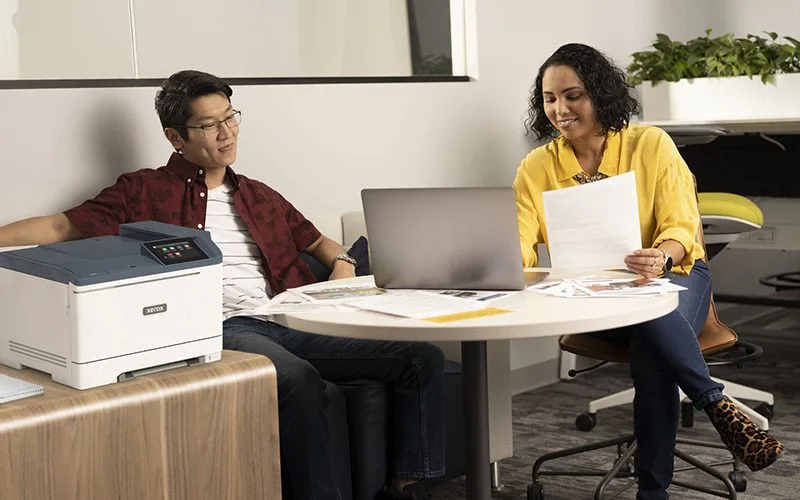 Xerox® C410 Imprimante couleur en situation au travail