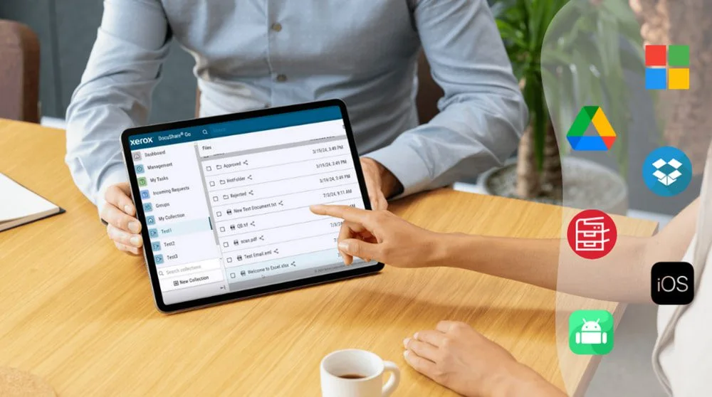 Une main tenant un smartphone interagit avec l'écran tactile d'une imprimante multifonction Xerox, affichant diverses icônes, notamment des logos de stockage mobile et cloud, symbolisant une large compatibilité et une intégration transparente avec Xerox D